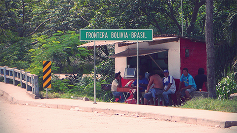 ブラジルとボリビアの国境を渡る Orunica Travel