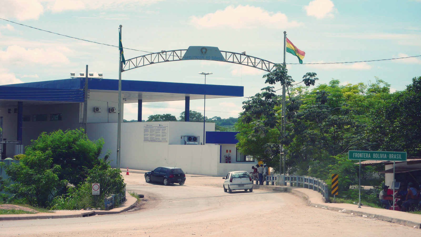 国境を渡る ブラジルとボリビアの国境を渡る | orunica travel